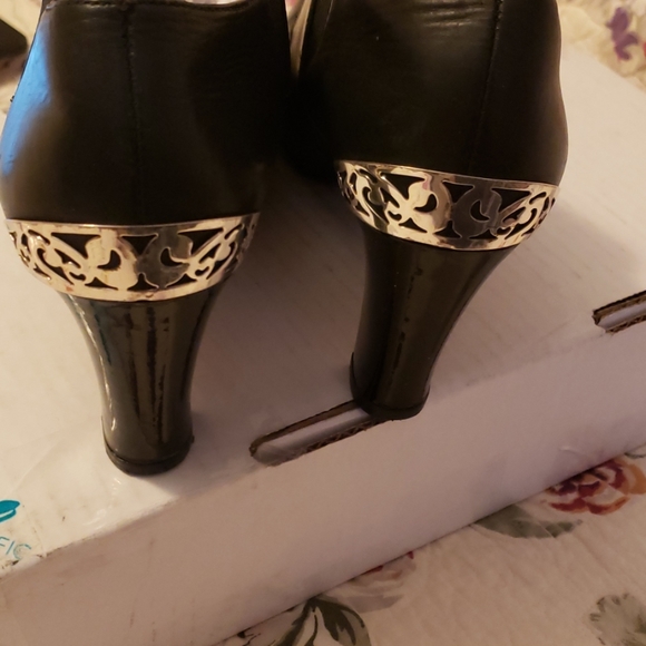 Brighton Heels - Picture 2 of 3
